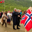 Kongepareret ankommer Spansdalen grendehus, ledsaget av ordfører Viktor Andberg og varaordfører Inger-Ann Fossli i Lavangen kommune  (Foto: Terje Bendiksby / Scanpix)